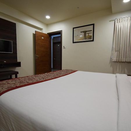 Hotel Fun Park Sanand Bagian luar foto