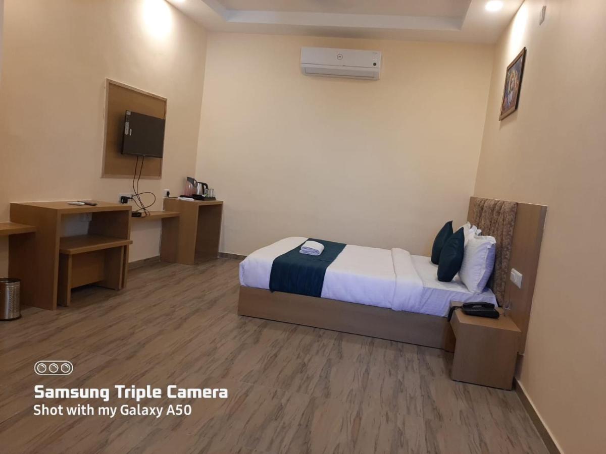 Hotel Fun Park Sanand Bagian luar foto