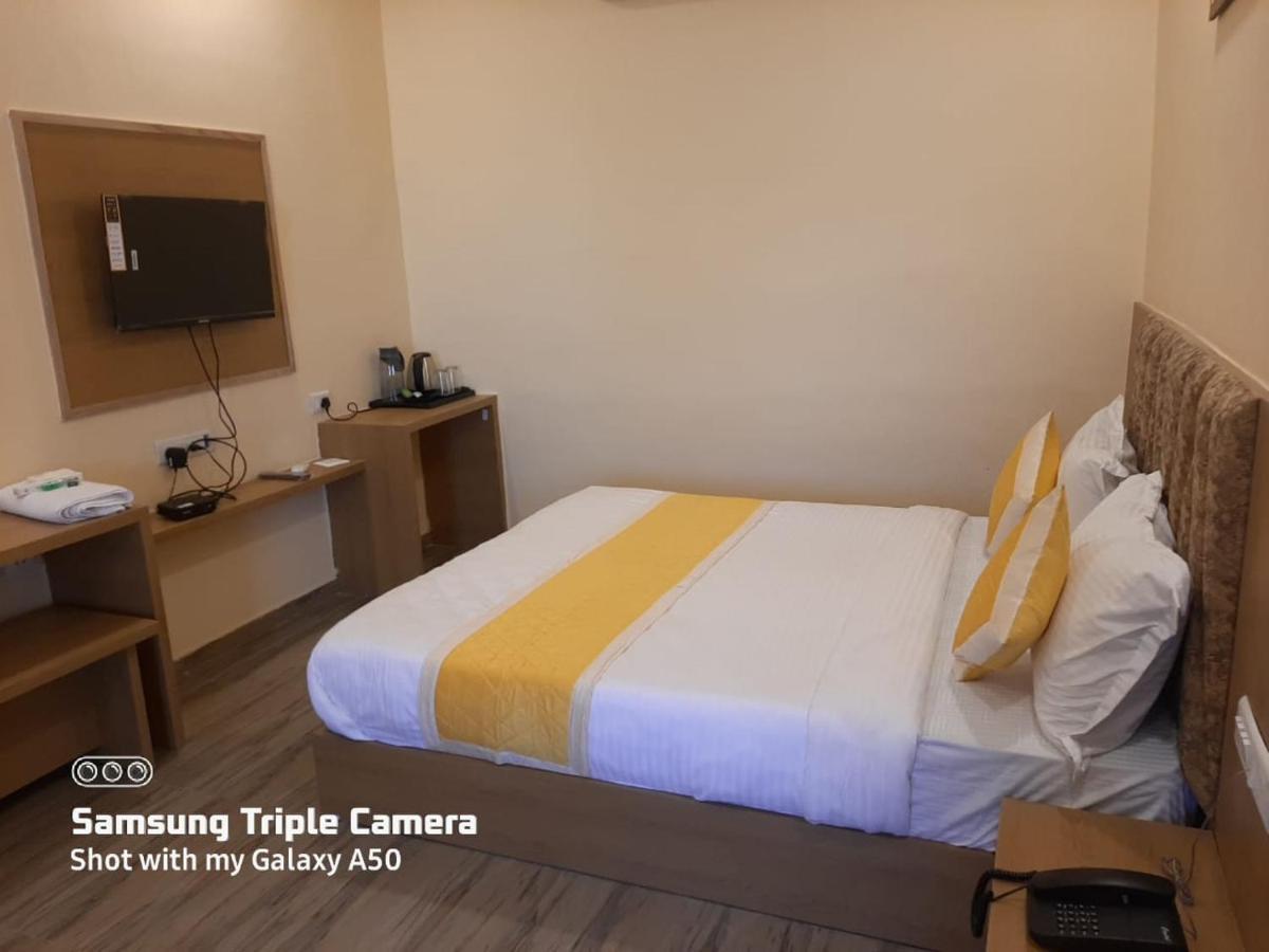 Hotel Fun Park Sanand Bagian luar foto