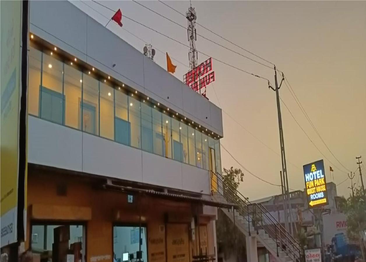 Hotel Fun Park Sanand Bagian luar foto