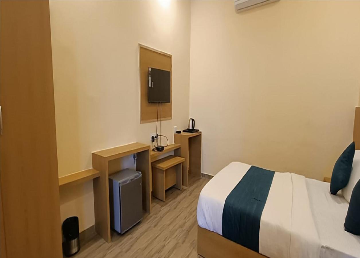 Hotel Fun Park Sanand Bagian luar foto