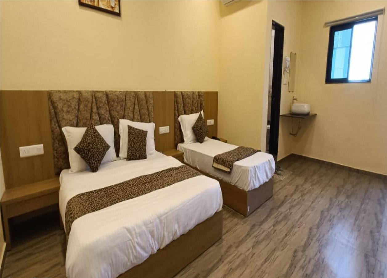 Hotel Fun Park Sanand Bagian luar foto