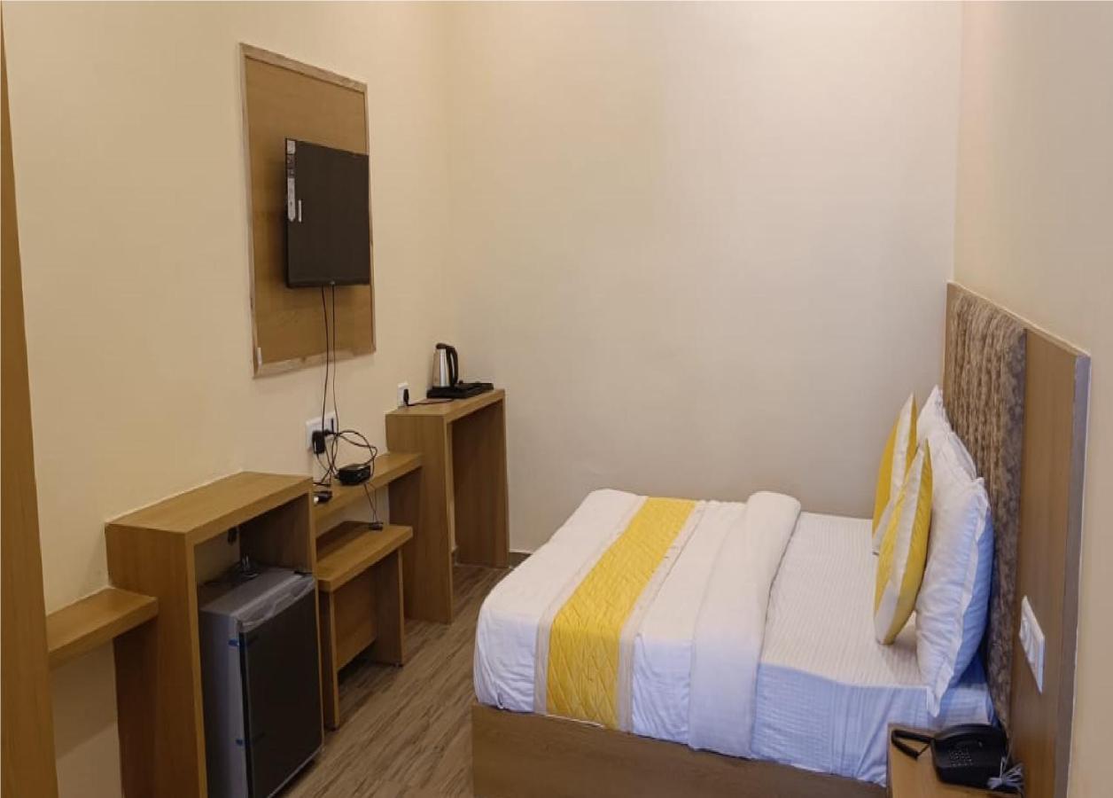 Hotel Fun Park Sanand Bagian luar foto