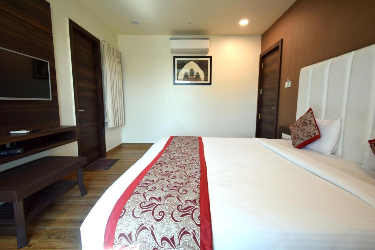 Hotel Fun Park Sanand Bagian luar foto