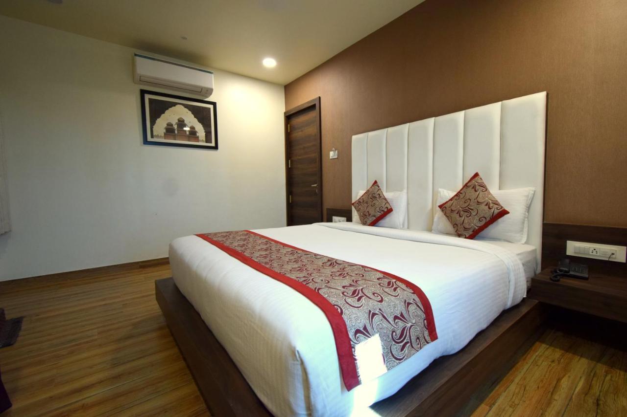 Hotel Fun Park Sanand Bagian luar foto