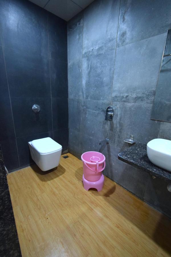 Hotel Fun Park Sanand Bagian luar foto